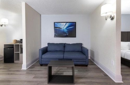 Deluxe King Room Near Legacy Tech ORL 2 Luxury Bookings