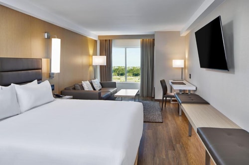 King Room Near Waffle House ORL Luxury Bookings