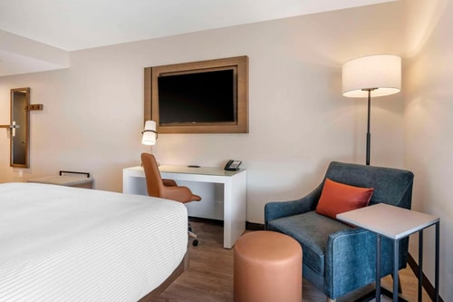 King Room Near Walgreens ORL 2 Luxury Bookings