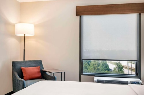 King Room Near Walgreens ORL 1 Luxury Bookings