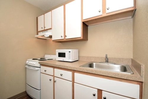 Deluxe Queen Studio Near Walgreens ORL 5 Luxury Bookings