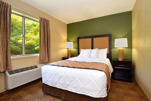 Deluxe Queen Studio Near Walgreens ORL 0 Luxury Bookings