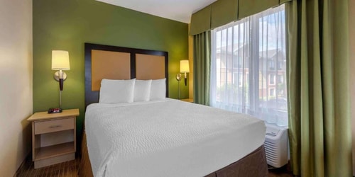 Deluxe Queen Studio Near Walgreens ORL 2 Luxury Bookings