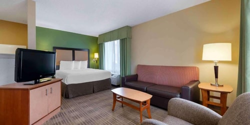 Deluxe Queen Studio Near Walgreens ORL 1 Luxury Bookings