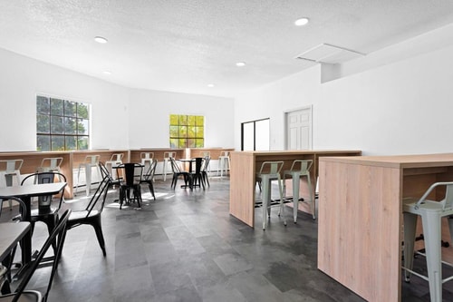 Standard King Room Near Waffle House ORL 8 Luxury Bookings