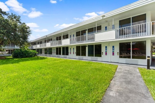 Standard King Room Near Waffle House ORL 9 Luxury Bookings