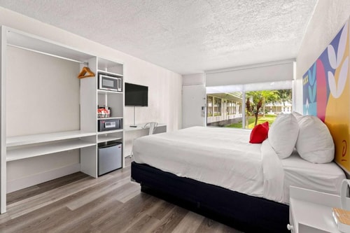 Standard King Room Near Waffle House ORL 2 Luxury Bookings
