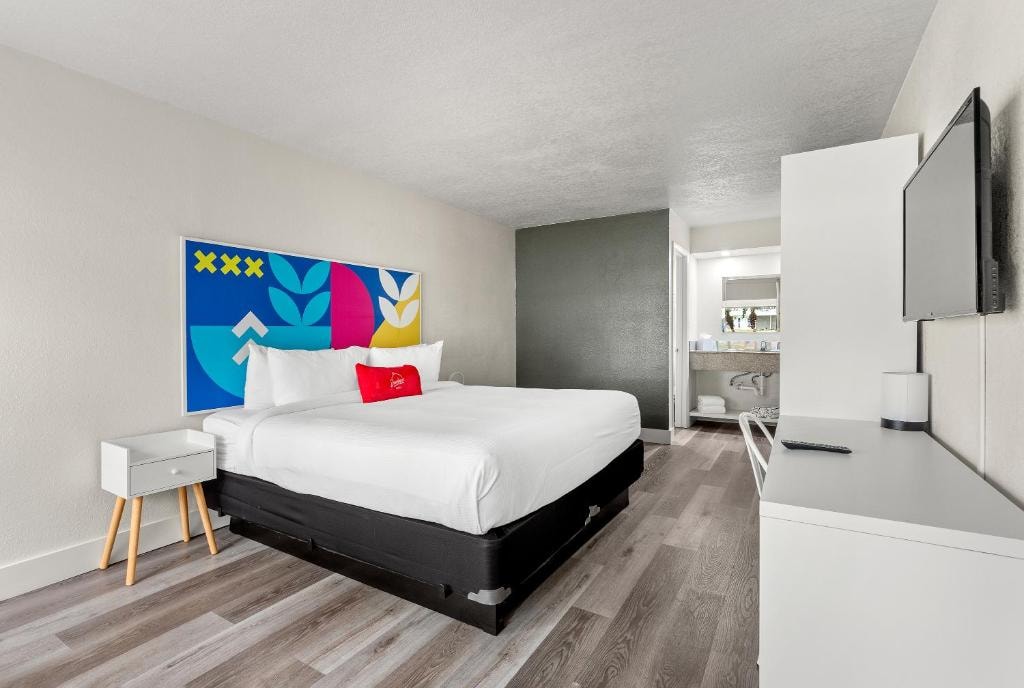 Standard King Room Near Waffle House ORL Luxury Bookings