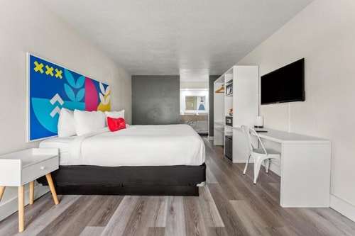 Standard King Room Near Waffle House ORL 1 Luxury Bookings