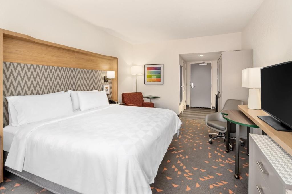 Standard King Room Near Five Below ORL Luxury Bookings