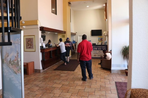 King Room Near Red Lobster ORL 10 Luxury Bookings