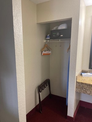King Room Near Red Lobster ORL 5 Luxury Bookings