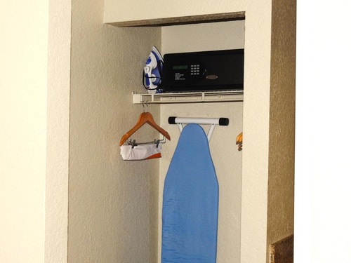 King Room Near Red Lobster ORL 4 Luxury Bookings