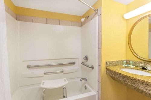 King Room Near Red Lobster ORL 8 Luxury Bookings