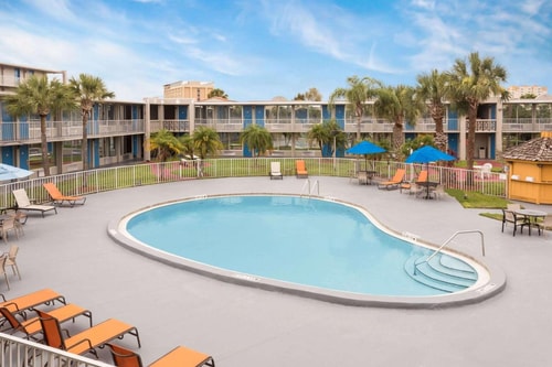 King Room Near Red Lobster ORL 13 Luxury Bookings