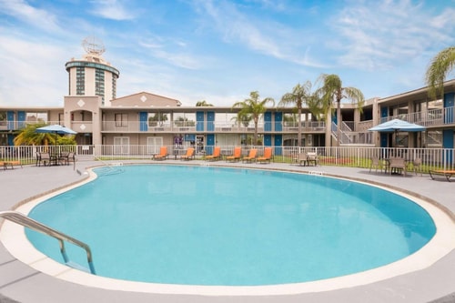 King Room Near Red Lobster ORL 14 Luxury Bookings