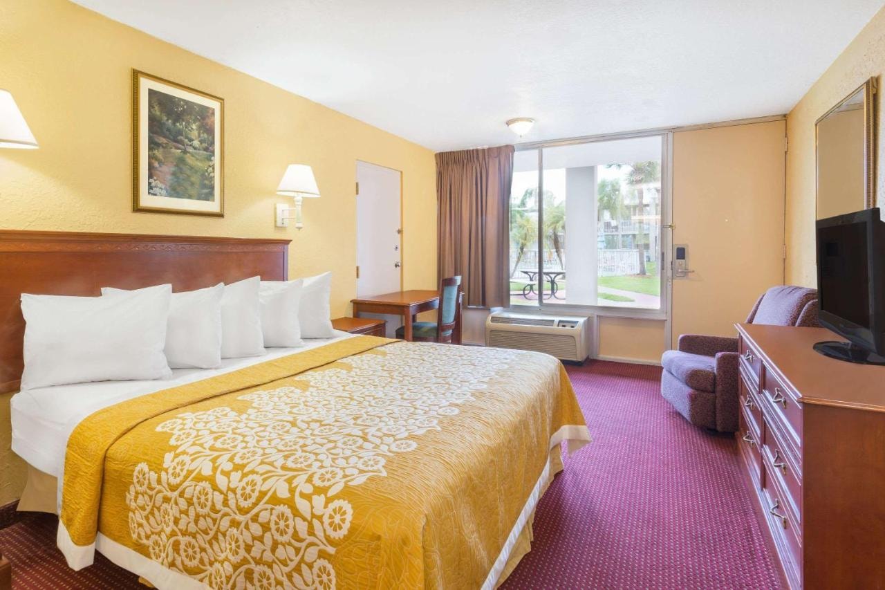 King Room Near Red Lobster ORL Luxury Bookings
