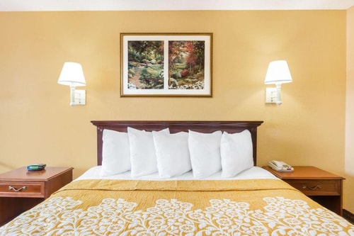 King Room Near Red Lobster ORL 3 Luxury Bookings