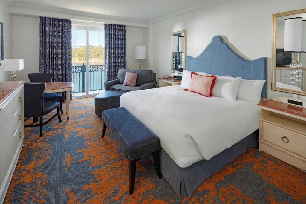 Deluxe King Room Near Avis Car Rental ORL Luxury Bookings