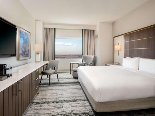 King Room Near Tesla Destination Charger ORL 2 Luxury Bookings