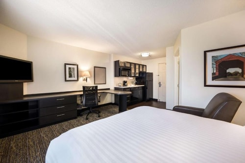Queen Studio Suite Near Panera Bread LAS 2 Luxury Bookings