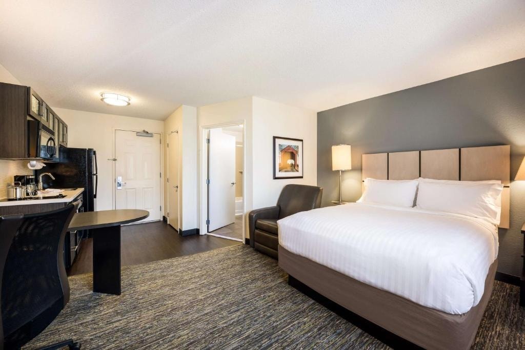 Queen Studio Suite Near Panera Bread LAS Luxury Bookings