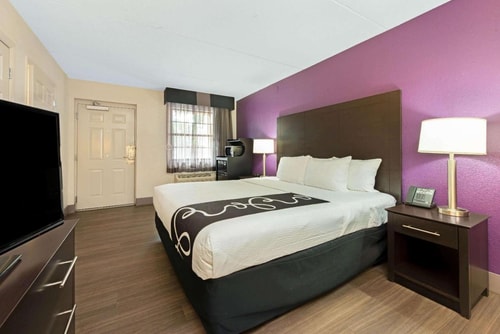 Standard King or Twin Near Pasteles Edward MIA Luxury Bookings