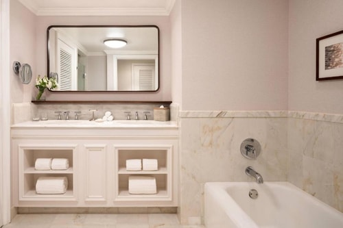 King Room Near Knife Spoon ORL 4 Luxury Bookings