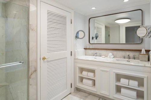 King Room Near Knife Spoon ORL 7 Luxury Bookings