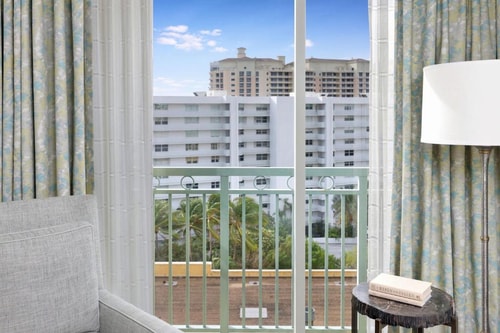 King Room Near Lightkeepers MIA 5 Luxury Bookings