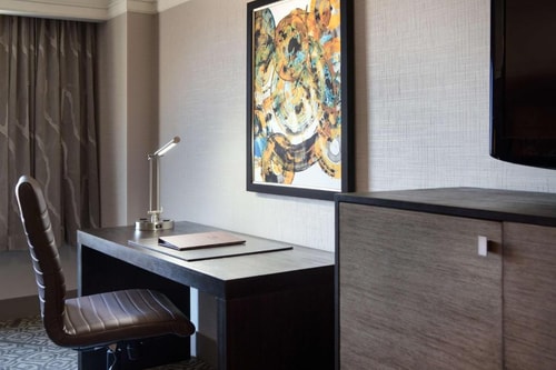 Deluxe King Room Near Helen Horvath SAN 10 Luxury Bookings