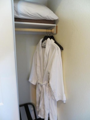 Deluxe Queen Room Near Shell SAN 2 Luxury Bookings