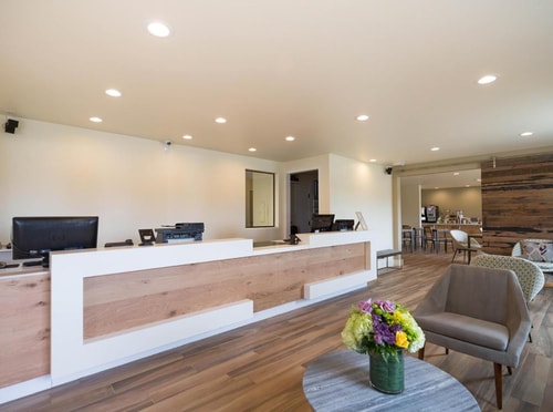 Deluxe Queen Room Near Shell SAN 5 Luxury Bookings