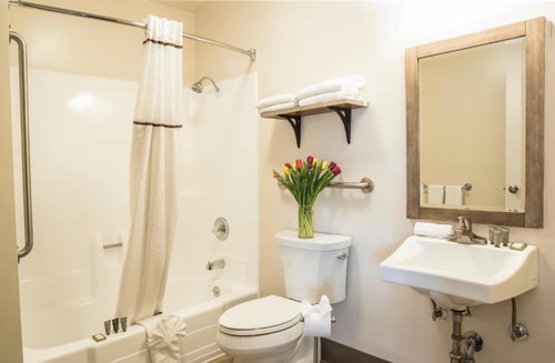 Deluxe Queen Room Near Shell SAN 4 Luxury Bookings