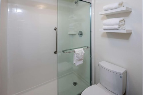 Deluxe King Room Near Jack Drago Park SAN 2 Luxury Bookings