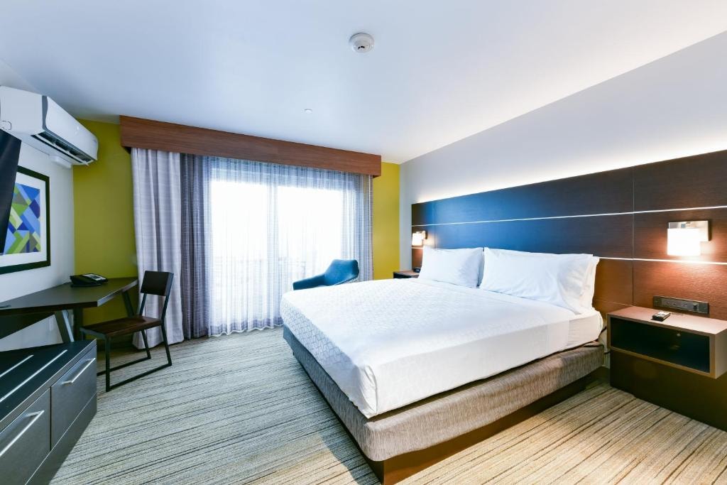 King Room Near Equator Coffees SAN Luxury Bookings