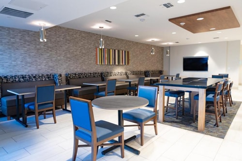 King Room Near Equator Coffees SAN 8 Luxury Bookings