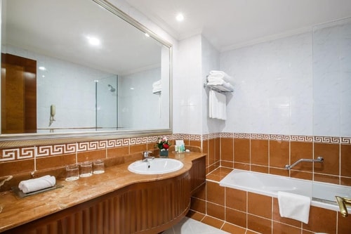 Deluxe Room Near Mashreq ATM By Luxury Bookings 9 Luxury Bookings