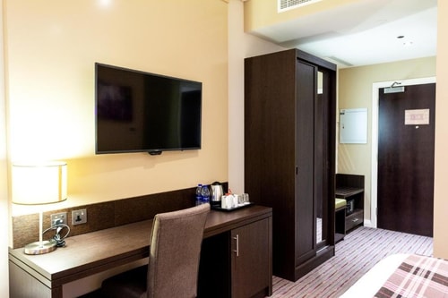 Double Room Near AlJadaf Metro By Luxury Bookings 3 Luxury Bookings