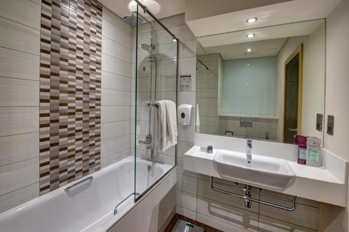 Double Room Near AlJadaf Metro By Luxury Bookings 5 Luxury Bookings