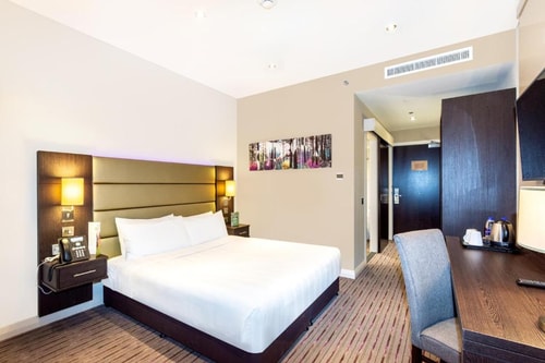 Double Room Near AlJadaf Metro By Luxury Bookings 1 Luxury Bookings