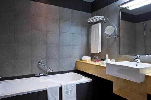 Deluxe Room Near Powerzone Fitness Centre 6 Luxury Bookings