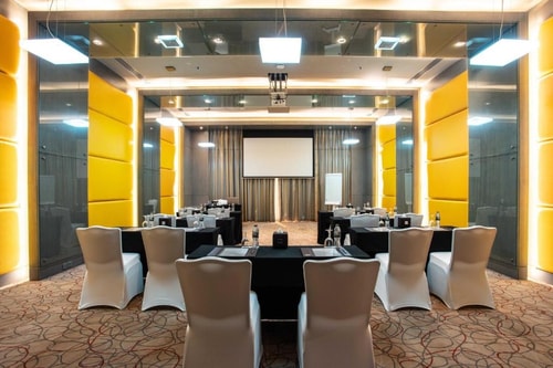 Deluxe Room Near Powerzone Fitness Centre 10 Luxury Bookings