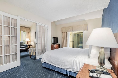King Executive Suite Near Beacon Centre MIA 1 Luxury Bookings