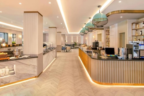 Classic Room Near Formal Park By Luxury Bookings 5 Luxury Bookings