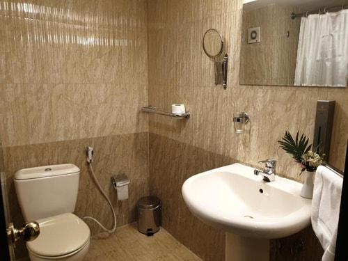 Standard King Room Near Al Shorafaa Restaurant 4 Luxury Bookings