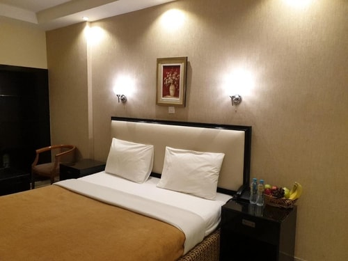 Standard King Room Near Al Shorafaa Restaurant 2 Luxury Bookings