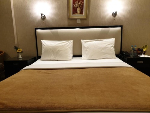 Standard King Room Near Al Shorafaa Restaurant 3 Luxury Bookings