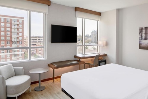 King Room Near Silver Diner WDC 2 Luxury Bookings