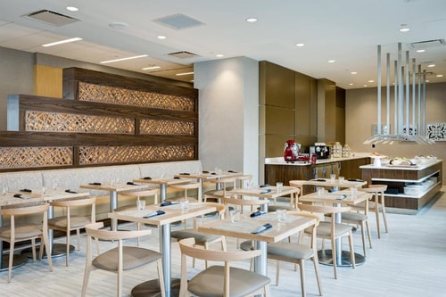 King Room Near Silver Diner WDC 13 Luxury Bookings